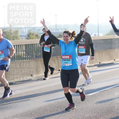 03.10.2025 - Köhlbrandbrückenlauf Lena Gebhardt http://msf.ph/oto/9063580 03.10.2025 09:20:58 Position 1 1325, 1484, 3666, 3835 meine-sportfotos.de