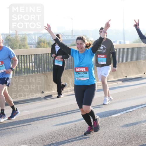 03.10.2025 - Köhlbrandbrückenlauf Lena Gebhardt http://msf.ph/oto/9063582 03.10.2025 09:20:58 Position 1 1325, 1484, 3666, 3835 meine-sportfotos.de