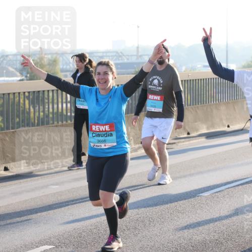 03.10.2025 - Köhlbrandbrückenlauf Lena Gebhardt http://msf.ph/oto/9063585 03.10.2025 09:20:58 Position 1 1484, 3666, 3835 meine-sportfotos.de