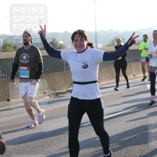 03.10.2025 - Köhlbrandbrückenlauf Lena Gebhardt http://msf.ph/oto/9063594 03.10.2025 09:20:59 Position 1 3666, 3835, 3642 meine-sportfotos.de