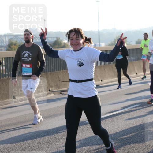 03.10.2025 - Köhlbrandbrückenlauf Lena Gebhardt http://msf.ph/oto/9063598 03.10.2025 09:20:59 Position 1 3666, 3835, 1922, 3642 meine-sportfotos.de