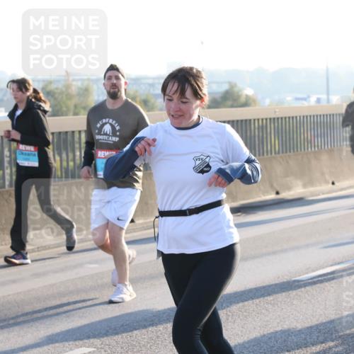 03.10.2025 - Köhlbrandbrückenlauf Lena Gebhardt http://msf.ph/oto/9063603 03.10.2025 09:20:59 Position 1 1922, 3642 meine-sportfotos.de