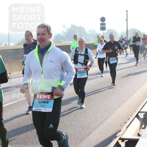 03.10.2025 - Köhlbrandbrückenlauf Lena Gebhardt http://msf.ph/oto/9063757 03.10.2025 09:21:04 Position 1 1919, 3238, 1367, 6 meine-sportfotos.de