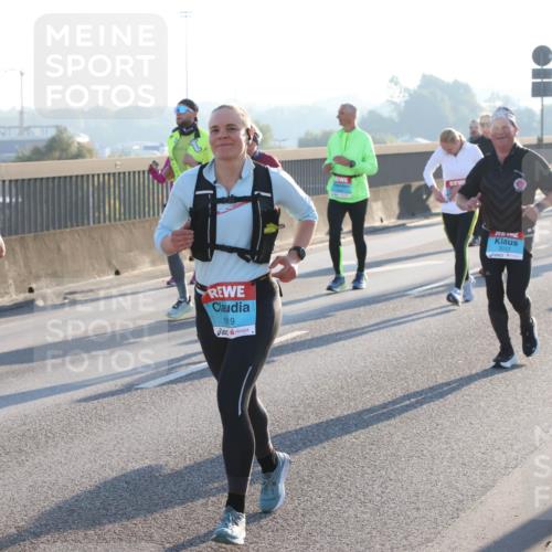 03.10.2025 - Köhlbrandbrückenlauf Lena Gebhardt http://msf.ph/oto/9063803 03.10.2025 09:21:05 Position 1 1739, 1919, 3017 meine-sportfotos.de