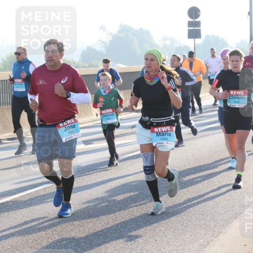 03.10.2025 - Köhlbrandbrückenlauf Lena Gebhardt http://msf.ph/oto/9063935 03.10.2025 09:21:11 Position 1 3196, 2964, 3499, 1093, 1649 meine-sportfotos.de