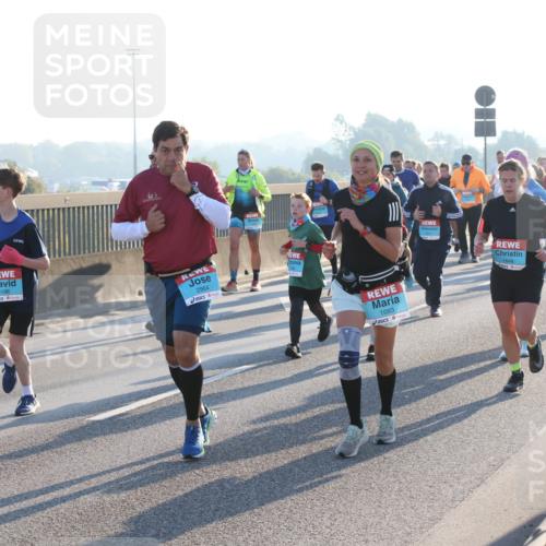 03.10.2025 - Köhlbrandbrückenlauf Lena Gebhardt http://msf.ph/oto/9063943 03.10.2025 09:21:11 Position 1 3196, 2964, 1093, 1649 meine-sportfotos.de