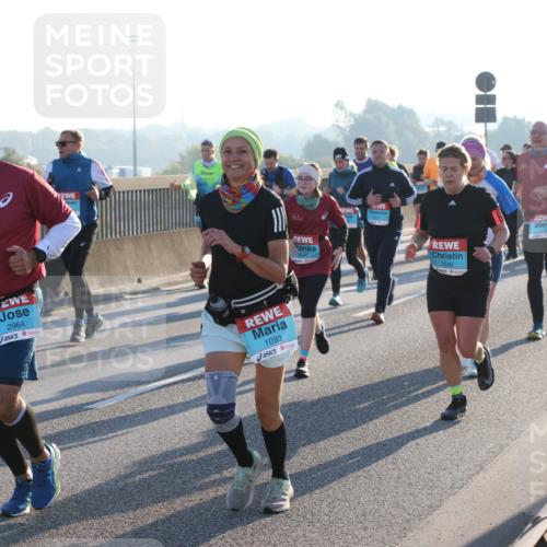 03.10.2025 - Köhlbrandbrückenlauf Lena Gebhardt http://msf.ph/oto/9063953 03.10.2025 09:21:12 Position 1 2964, 1093, 3500, 1649 meine-sportfotos.de