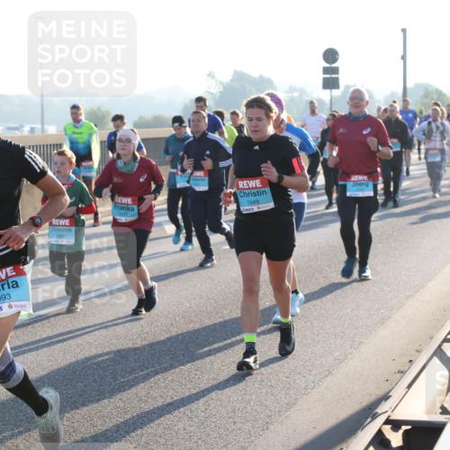 03.10.2025 - Köhlbrandbrückenlauf Lena Gebhardt http://msf.ph/oto/9063970 03.10.2025 09:21:13 Position 1 1093, 3499, 3500, 1649 meine-sportfotos.de