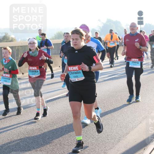 03.10.2025 - Köhlbrandbrückenlauf Lena Gebhardt http://msf.ph/oto/9063986 03.10.2025 09:21:13 Position 1 3499, 3500, 1649, 3595 meine-sportfotos.de