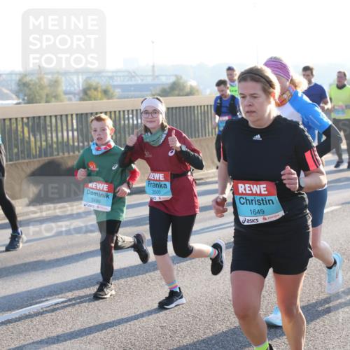 03.10.2025 - Köhlbrandbrückenlauf Lena Gebhardt http://msf.ph/oto/9063995 03.10.2025 09:21:14 Position 1 3499, 3500, 1649 meine-sportfotos.de