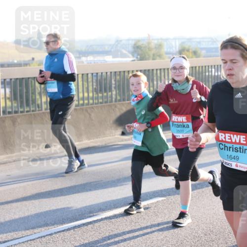03.10.2025 - Köhlbrandbrückenlauf Lena Gebhardt http://msf.ph/oto/9063996 03.10.2025 09:21:14 Position 1 3500, 1649, 41 meine-sportfotos.de