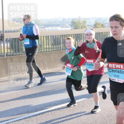 03.10.2025 - Köhlbrandbrückenlauf Lena Gebhardt http://msf.ph/oto/9064000 03.10.2025 09:21:14 Position 1 3500, 41, 1649, 40 meine-sportfotos.de
