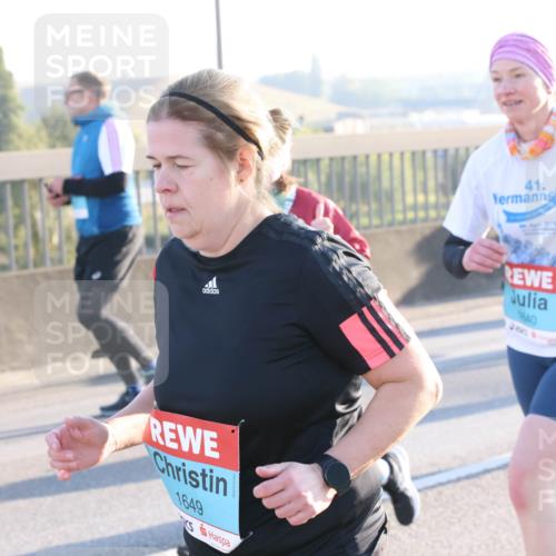 03.10.2025 - Köhlbrandbrückenlauf Lena Gebhardt http://msf.ph/oto/9064018 03.10.2025 09:21:15 Position 1 41, 140, 1649 meine-sportfotos.de