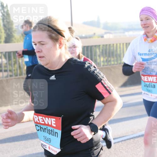 03.10.2025 - Köhlbrandbrückenlauf Lena Gebhardt http://msf.ph/oto/9064020 03.10.2025 09:21:15 Position 1 1649, 41, 1840 meine-sportfotos.de