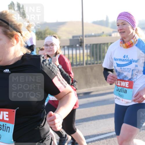 03.10.2025 - Köhlbrandbrückenlauf Lena Gebhardt http://msf.ph/oto/9064028 03.10.2025 09:21:15 Position 1 1649, 41, 29, 2012, 1640 meine-sportfotos.de