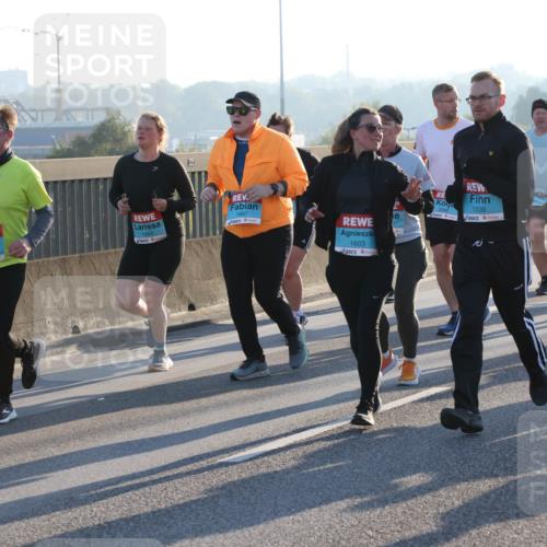 03.10.2025 - Köhlbrandbrückenlauf Lena Gebhardt http://msf.ph/oto/9064070 03.10.2025 09:21:17 Position 1 1663, 1453, 1667, 1603, 3345, 1535, 1469 meine-sportfotos.de