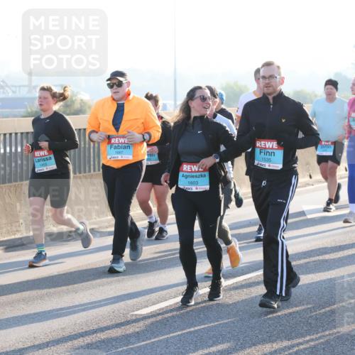 03.10.2025 - Köhlbrandbrückenlauf Lena Gebhardt http://msf.ph/oto/9064072 03.10.2025 09:21:17 Position 1 1663, 1453, 1667, 1603, 1535, 1469 meine-sportfotos.de