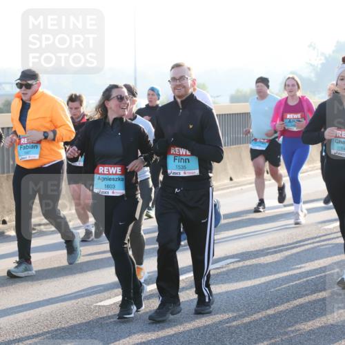 03.10.2025 - Köhlbrandbrückenlauf Lena Gebhardt http://msf.ph/oto/9064078 03.10.2025 09:21:17 Position 1 1453, 1667, 1603, 1535, 1469 meine-sportfotos.de