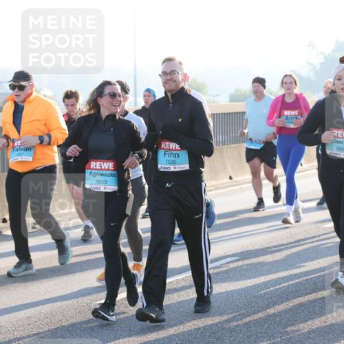 03.10.2025 - Köhlbrandbrückenlauf Lena Gebhardt http://msf.ph/oto/9064079 03.10.2025 09:21:17 Position 1 1453, 1667, 1603, 1535, 1469, 37 meine-sportfotos.de