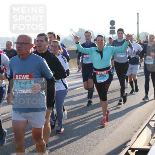 03.10.2025 - Köhlbrandbrückenlauf Lena Gebhardt http://msf.ph/oto/9064141 03.10.2025 09:21:20 Position 1 1523, 1565, 1439, 1337 meine-sportfotos.de