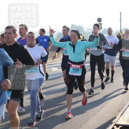 03.10.2025 - Köhlbrandbrückenlauf Lena Gebhardt http://msf.ph/oto/9064151 03.10.2025 09:21:20 Position 1 1523, 143, 2749, 1337 meine-sportfotos.de