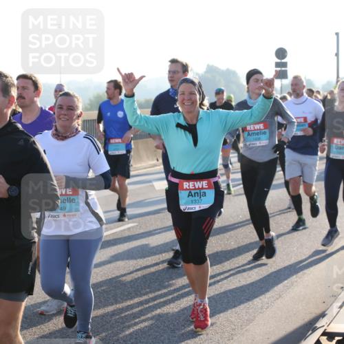 03.10.2025 - Köhlbrandbrückenlauf Lena Gebhardt http://msf.ph/oto/9064157 03.10.2025 09:21:20 Position 1 1467, 1492, 49, 1337, 1438 meine-sportfotos.de