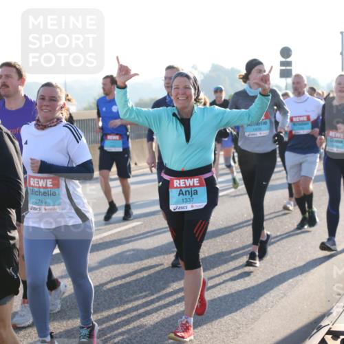 03.10.2025 - Köhlbrandbrückenlauf Lena Gebhardt http://msf.ph/oto/9064163 03.10.2025 09:21:20 Position 1 1492, 2749, 1337, 1438 meine-sportfotos.de