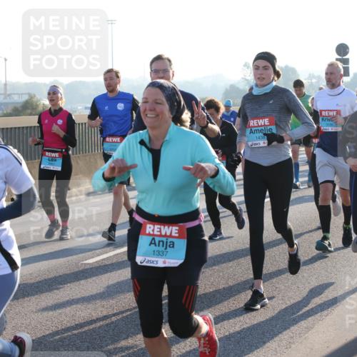 03.10.2025 - Köhlbrandbrückenlauf Lena Gebhardt http://msf.ph/oto/9064172 03.10.2025 09:21:21 Position 1 3166, 3751, 1438, 2749, 1337, 1654 meine-sportfotos.de