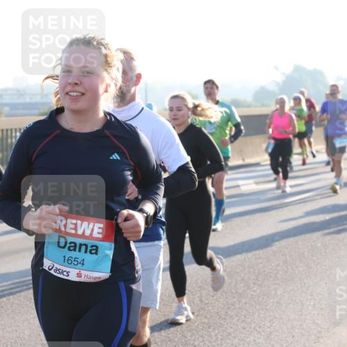 03.10.2025 - Köhlbrandbrückenlauf Lena Gebhardt http://msf.ph/oto/9064215 03.10.2025 09:21:23 Position 1 1305, 1654 meine-sportfotos.de