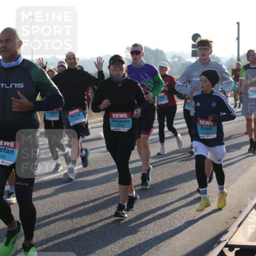 03.10.2025 - Köhlbrandbrückenlauf Lena Gebhardt http://msf.ph/oto/9064280 03.10.2025 09:21:26 Position 1 2126, 3175, 3178 meine-sportfotos.de