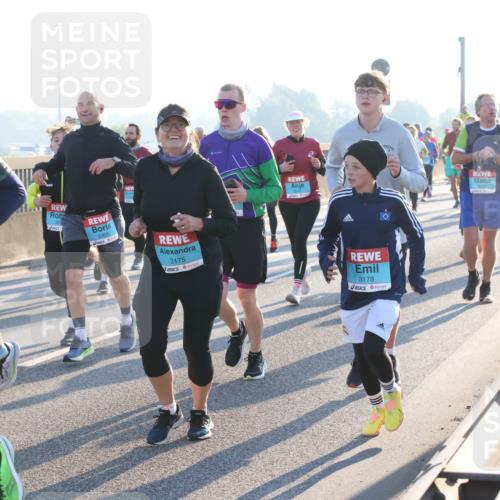 03.10.2025 - Köhlbrandbrückenlauf Lena Gebhardt http://msf.ph/oto/9064282 03.10.2025 09:21:26 Position 1 26, 3369, 3175, 3178 meine-sportfotos.de