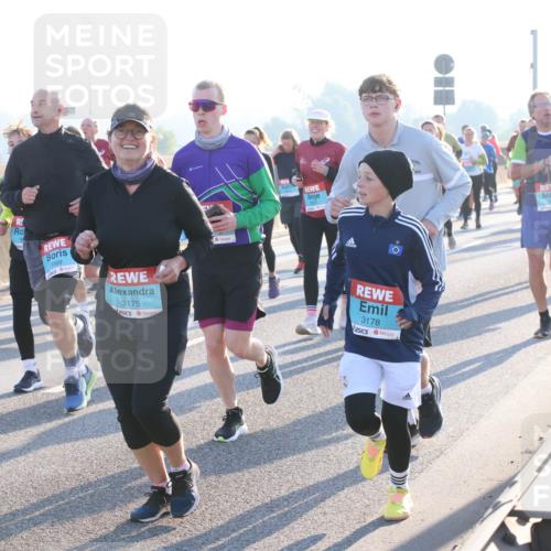 03.10.2025 - Köhlbrandbrückenlauf Lena Gebhardt http://msf.ph/oto/9064287 03.10.2025 09:21:27 Position 1 1212, 3369, 3175, 3178 meine-sportfotos.de