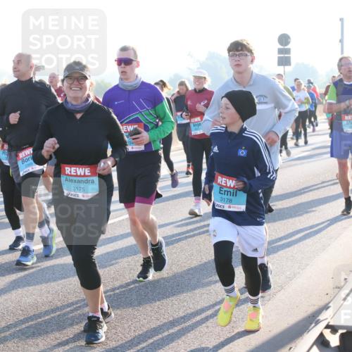 03.10.2025 - Köhlbrandbrückenlauf Lena Gebhardt http://msf.ph/oto/9064290 03.10.2025 09:21:27 Position 1 1212, 3759, 3369, 3175, 134, 3178 meine-sportfotos.de
