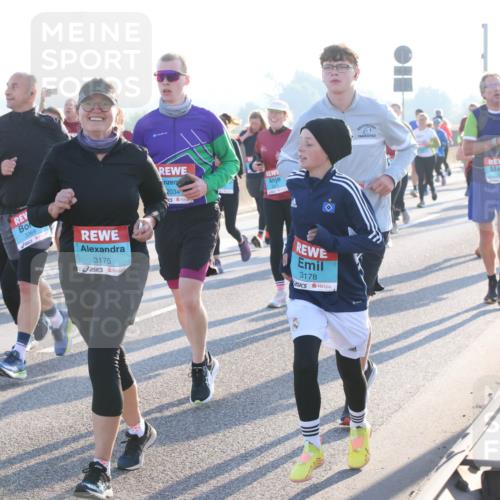 03.10.2025 - Köhlbrandbrückenlauf Lena Gebhardt http://msf.ph/oto/9064291 03.10.2025 09:21:27 Position 1 3369, 3175, 2034, 3178 meine-sportfotos.de