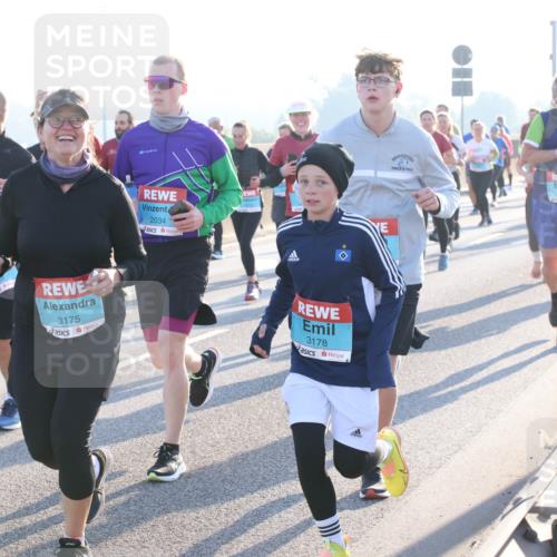 03.10.2025 - Köhlbrandbrückenlauf Lena Gebhardt http://msf.ph/oto/9064296 03.10.2025 09:21:27 Position 1 3759, 2034, 3175, 3178 meine-sportfotos.de