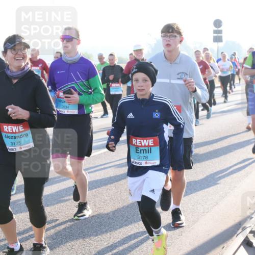 03.10.2025 - Köhlbrandbrückenlauf Lena Gebhardt http://msf.ph/oto/9064301 03.10.2025 09:21:27 Position 1 3759, 3369, 3175, 2034, 3178 meine-sportfotos.de