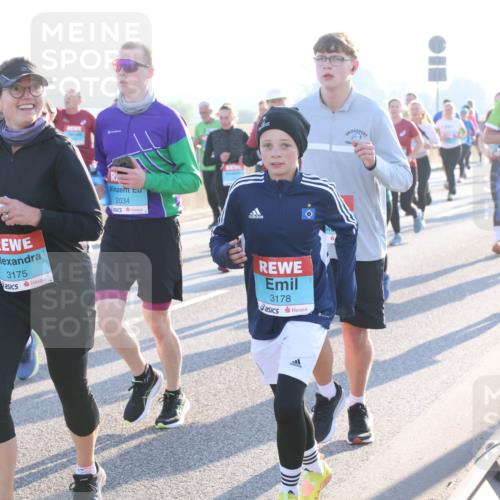 03.10.2025 - Köhlbrandbrückenlauf Lena Gebhardt http://msf.ph/oto/9064304 03.10.2025 09:21:27 Position 1 336, 3175, 2034, 3178 meine-sportfotos.de
