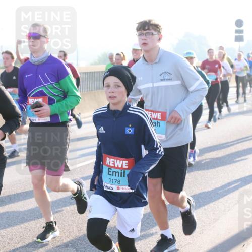 03.10.2025 - Köhlbrandbrückenlauf Lena Gebhardt http://msf.ph/oto/9064311 03.10.2025 09:21:27 Position 1 3175, 2, 3178 meine-sportfotos.de