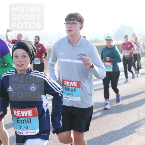 03.10.2025 - Köhlbrandbrückenlauf Lena Gebhardt http://msf.ph/oto/9064328 03.10.2025 09:21:28 Position 1 2034, 3178, 2040 meine-sportfotos.de