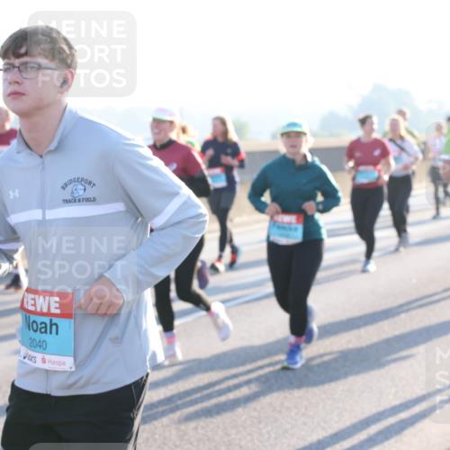 03.10.2025 - Köhlbrandbrückenlauf Lena Gebhardt http://msf.ph/oto/9064336 03.10.2025 09:21:28 Position 1 2040 meine-sportfotos.de