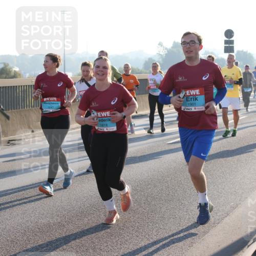 03.10.2025 - Köhlbrandbrückenlauf Lena Gebhardt http://msf.ph/oto/9064379 03.10.2025 09:21:30 Position 1 1647, 1818, 1901 meine-sportfotos.de