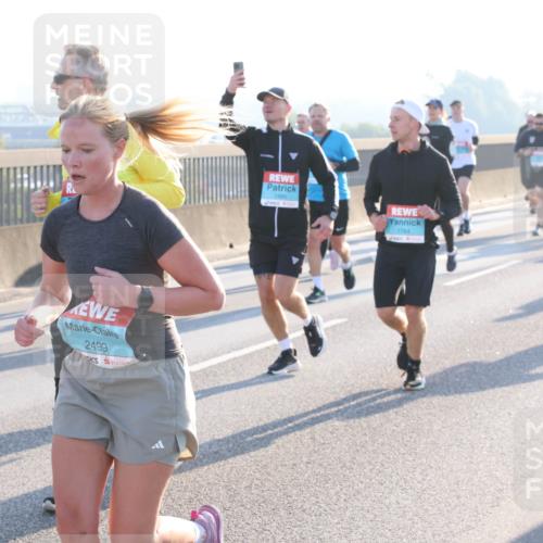 03.10.2025 - Köhlbrandbrückenlauf Lena Gebhardt http://msf.ph/oto/9064727 03.10.2025 09:21:46 Position 1 2499, 1764 meine-sportfotos.de