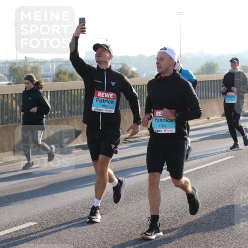 03.10.2025 - Köhlbrandbrückenlauf Lena Gebhardt http://msf.ph/oto/9064747 03.10.2025 09:21:47 Position 1 1886, 1764 meine-sportfotos.de
