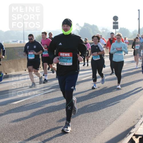03.10.2025 - Köhlbrandbrückenlauf Lena Gebhardt http://msf.ph/oto/9064800 03.10.2025 09:21:50 Position 1 17, 1833, 1796, 1745 meine-sportfotos.de