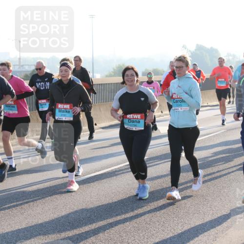 03.10.2025 - Köhlbrandbrückenlauf Lena Gebhardt http://msf.ph/oto/9064844 03.10.2025 09:21:52 Position 1 17, 3191, 1796, 1745, 2905, 1755, 1805 meine-sportfotos.de