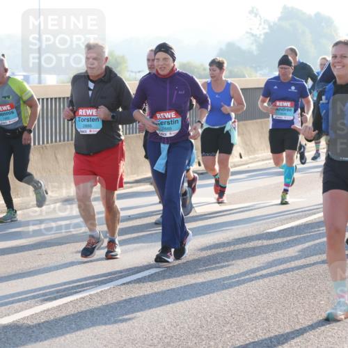 03.10.2025 - Köhlbrandbrückenlauf Lena Gebhardt http://msf.ph/oto/9065015 03.10.2025 09:22:08 Position 1 3273, 1482, 2886, 2885, 1812 meine-sportfotos.de
