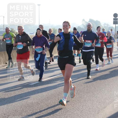 03.10.2025 - Köhlbrandbrückenlauf Lena Gebhardt http://msf.ph/oto/9065020 03.10.2025 09:22:09 Position 1 3273, 2886, 1124, 1591 meine-sportfotos.de