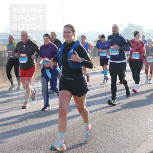 03.10.2025 - Köhlbrandbrückenlauf Lena Gebhardt http://msf.ph/oto/9065023 03.10.2025 09:22:09 Position 1 2886, 1124 meine-sportfotos.de