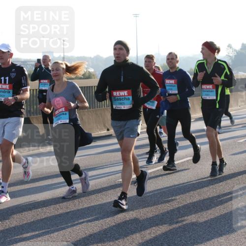 03.10.2025 - Köhlbrandbrückenlauf Lena Gebhardt http://msf.ph/oto/9065103 03.10.2025 09:22:15 Position 1 11, 2431, 2206, 1201, 1464, 1304, 1907, 1905, 1558 meine-sportfotos.de