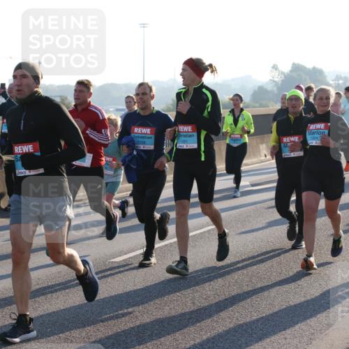 03.10.2025 - Köhlbrandbrückenlauf Lena Gebhardt http://msf.ph/oto/9065119 03.10.2025 09:22:15 Position 1 1907, 1304, 1303, 1558, 1201 meine-sportfotos.de